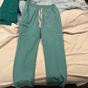 Women FIGS WATERPROOF insulated jogger- green
